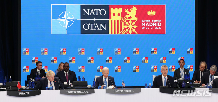 [마드리드=뉴시스] 전신 기자 = 2022년 6월9일(현지시간) 스페인 마드리드 이페마(IFEMA)에서 나토 동맹국-파트너국 정상회의가 진행되고 있다. 왼쪽부터 보리스 존슨 영국 총리, 조 바이든 미국 대통령, 옌스 스톨텐베르그 나토 사무총장. 2022.06.29. photo1006@newsis.com