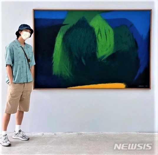 [서울=뉴시스]RM이 유영국 전시를 관람, 그림 앞에서 인증샷을 남겼다.사진 = RM인스타그램