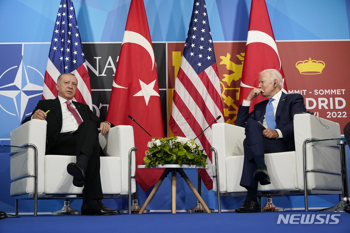 [마드리드=AP/뉴시스]조 바이든 미국 대통령(오른쪽)이 레제프 타이이프 에르도안 튀르키예(옛 터키) 대통령과 스페인 마드리드에서 양자 회담을 하고 있다. 2022.06.29.