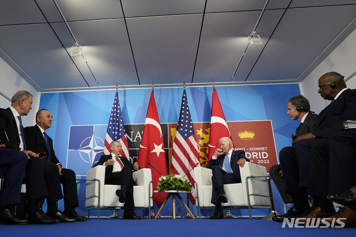 [마드리드=AP/뉴시스] 조 바이든(오른쪽) 미국 대통령이 29일(현지시간) 스페인 마드리드에서 열린 북대서양조약기구(NATO·나토) 정상회의 동안 레제프 타이이프 에르도안 튀르키예(터키) 대통령과 양자 회담하고 있다. 2022.06.30.