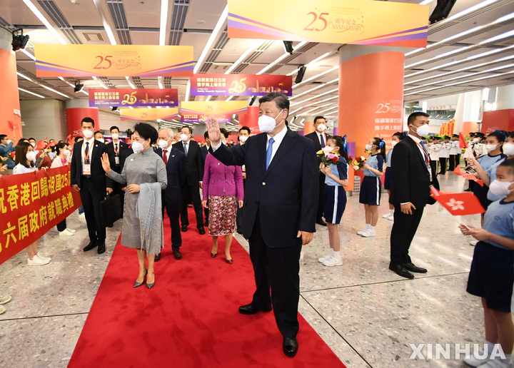 [홍콩=신화/뉴시스]지난달 30일 시진핑 국가주석과 펑리위안 여사가 홍콩에 도착해 손을 흔들고 있다. 시 주석은 이날 오후 고속열차 편으로 홍콩에 도착했다. 2022.07.05.
