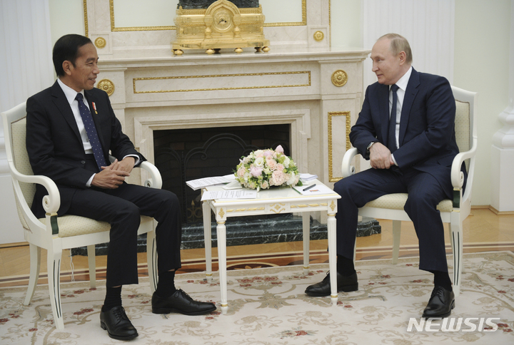 [모스크바=AP/뉴시스] 30일(현지시간) 러시아 모스크바 크렘린궁을 방문한 조코 위도도 인도네시아 대통령(왼쪽)이 블라디미르 푸틴 러시아 대통령과 정상회담을 하고 있다. 2022.07.01.