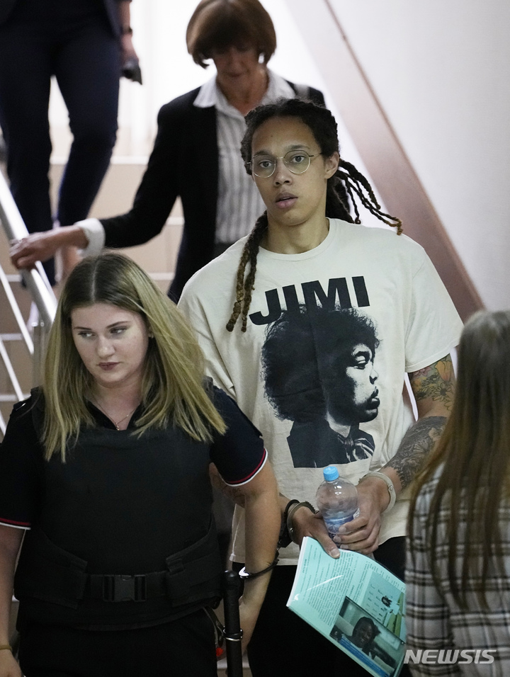 [AP/뉴시스] 미 WNBA 스타 브리트니 그라이너가 1일 '마약불법 수지 및 대량반입' 혐의 첫 재판에 수갑을 차고 호위를 받으며 출두하고 있다