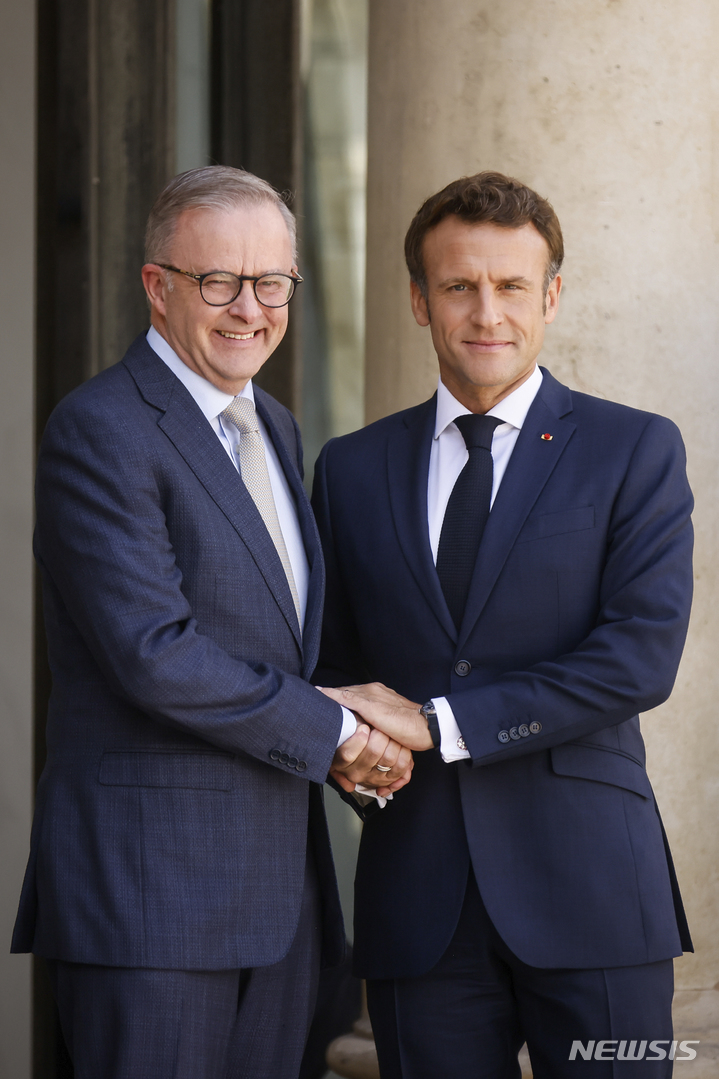 [파리=AP/뉴시스]1일(현지시간) 프랑스 파리 엘리제궁에서 에마뉘엘 마크롱 프랑스 대통령(오른쪽)이 앤서니 앨버니지 호주 총리와 악수하고 있다. 2022.07.02.
