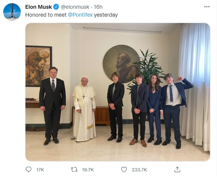 [서울=뉴시스] 2일(현지시간) 일론 머스크 테슬라 최고경영자(CEO)가 트위터를 공개한 사진으로, 머스크와 그의 아들 4명이 프란치스코 교황을 알현하고 있다. <사진출처: 트위터 캡쳐> 2022.07.03 