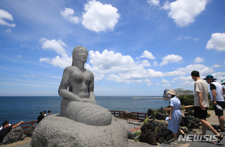 [제주=뉴시스] 우장호 기자 = 제주 시내 대표적인 관광지인 용두암 뒷편으로 맑은 하늘이 펼쳐져 있다. 뉴시스DB. woo1223@newsis.com