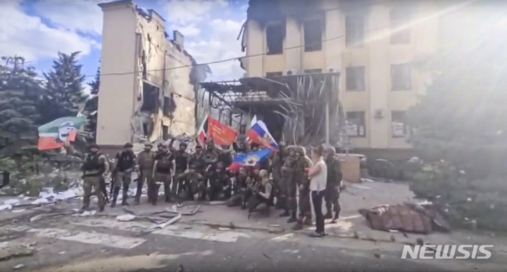 [리시찬스크=AP/뉴시스] 친러시아 체첸공화국 수반 람잔 카디로프와 그의 아흐무트 부대가 지난해 7월 우크라이나 리시찬스크의 파괴된 건물 앞에서 러시아와 체첸공화국 국기를 흔들고 있다. 2023.05.31.