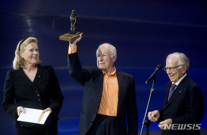 [노르웨이=AP/뉴시스]영국의 연출가 피터 브룩(가운데)이 2008년 8월 노르웨이 오슬로의 국립극장에서 2008년 입센상을 받고 있다. 세계적으로 찬사를 받은 영국 연극 감독인 브룩이 지난 2일 세상을 떠났다. 향년 97세.