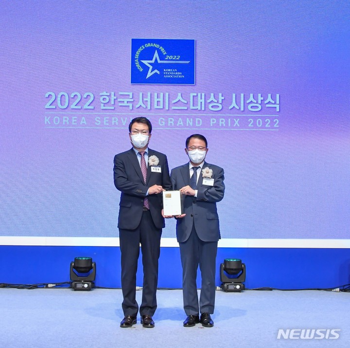 [서울=뉴시스] 곽병영 대우건설 주택건축사업본부장(왼쪽)이 강명수 한국표준협회 회장으로부터 ‘종합대상’을 수상하고 있다.