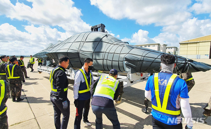 [서울=뉴시스]CJ대한통운은 영국 국제 에어쇼에 참가하는 공군 블랙이글스 T-50B 항공기 9대를 영국까지 안전하게 운송하는 '블랙이글스 프로젝트'를 마쳤다고 4일 밝혔다.(사진=CJ대한통운 제공) 2022.7.4 photo@newsis.com