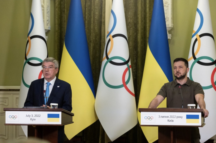 [서울=뉴시스] 지난해 7월3일(현지시간) 사진으로, 토마스 바흐 국제올림픽위원회(IOC) 위원장이 우키이우에서 볼로디미르 젤렌스키 우크라이나 대통령과 공동 기자회견을 하고 있다. IOC는 오는 28일 우크라이나 전쟁과 관련해 국제대회 참가가 불허됐던 러시아와 벨라루스 선수들의 국제대회 참가 복귀 허용 여부를 결정할 예정이다. 2023.03.23. *재판매 및 DB 금지