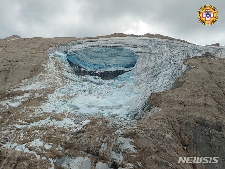[로마( 이탈리아)= AP/뉴시스] 이탈리아의 국립산악 동굴 구조대가 공개한 이탈리아 알프스의 정상 마르몰라다산 빙하지역의 얼음 산사태 현장. 거대한 얼음조각이 떨어져 내리면서 바위와 얼음, 만년설이 등산로를 덮쳐 11명이 죽었다.    