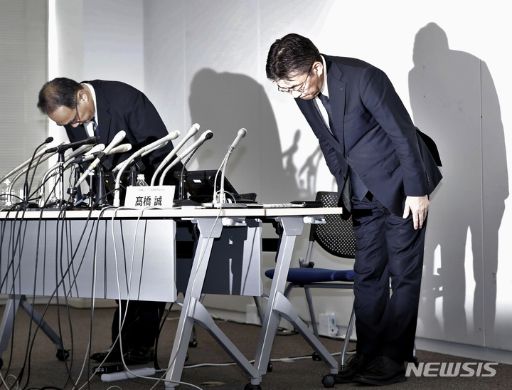 [도쿄=AP/뉴시스]지난 3일 일본 도쿄에서 이동통신사인 KDDI의 다카하시 마코토 사장(오른쪽)이 기자회견을 가지고 고개 숙여 사과하고 있다. 그는 지난 2일 새벽 발생한 KDDI의 대규모 통신장애에 대해 사과했다. 2022.07.04.