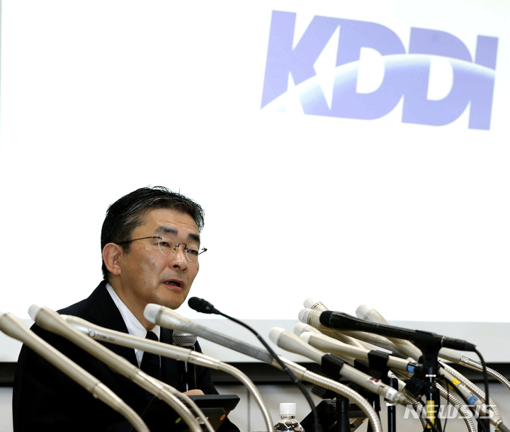 [도쿄=AP/뉴시스]지난 3일 일본 도쿄에서 이동통신사인 KDDI의 다카하시 마코토 사장이 기자회견을 가지고 발언하고 있다. 그는 지난 2일 새벽 발생한 KDDI의 대규모 통신장애에 대해 사과했다. 2022.07.04.