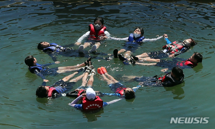 [부산=뉴시스] 지난해 7월4일 부산 영도구 한국해양대 앞바다에서 열린 '2022년 바다 초등생존수영'에 참가한 초등학생들이 생존수영 교육을 받고 있다. (사진=뉴시스DB). 2023.03.21. photo@newsis.com