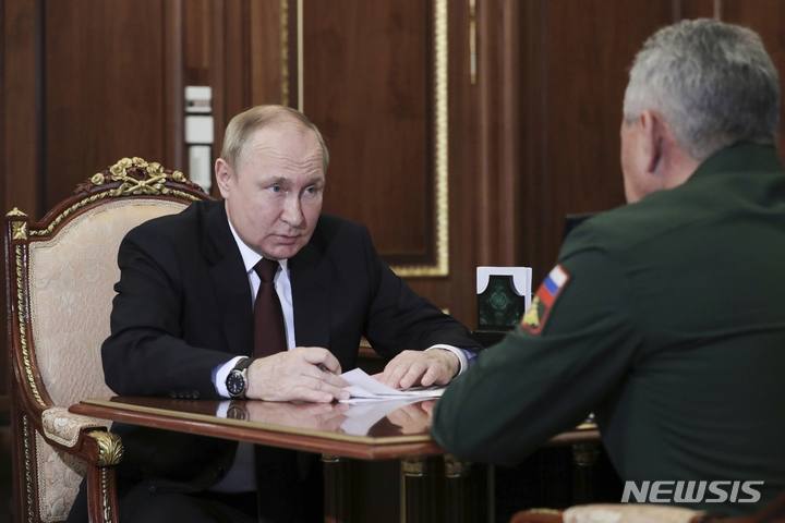 [모스크바=AP/뉴시스]블라디미르 푸틴 러시아 대통령(왼쪽)이 지난 4일(현지시간) 모스크바 크렘린궁에서 세르게이 쇼이구 국방장관을 만나 대화하고 있다. 2022.07.05