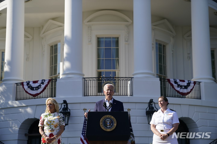 [워싱턴=AP/뉴시스] 조 바이든 미국 대통령이 4일(현지시간) 미국의 독립기념일을 맞아 미 워싱턴DC 백악관에서 개최한 군 가족을 위한 기념식 연설에서 발언하고 있다. 2022.07.05. 