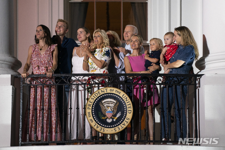[워싱턴=AP/뉴시스] 조 바이든 미국 대통령과 질 바이든 여사가 4일(현지시간) 백악관 발코니에서 가족과 함께 독립기념일 축하 불꽃놀이를 관람하고 있다. 2022.07.05.