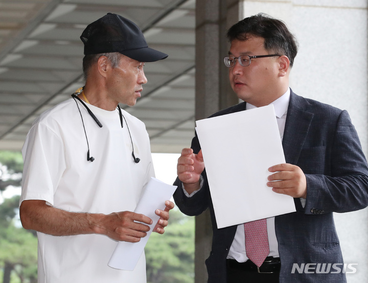 [서울=뉴시스] 김진아 기자 = 북한에 피살된 해양수산부 공무원 고(故) 이대준 씨 친형 이래진 씨와 유족 측 법률대리인을 맡고 있는 김기윤 변호사가 지난 5일 서울 서초구 서울중앙지검에서 대통령기록물 압수수색 청구를 요청하기에 앞서 대화를 하고 있다. 2022.07.05. photo@newsis.com