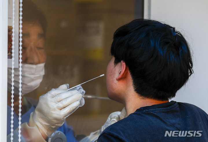 [인천=뉴시스] 정병혁 기자 = 코로나19 확진자가 급증해 1만8000명대로 집계된 5일 인천 연수구보건소 선별진료소를 찾은 시민들이 검사를 받고 있다. 이 수치는 최근 40일만에 최다 수치다. 2022.07.05. jhope@newsis.com