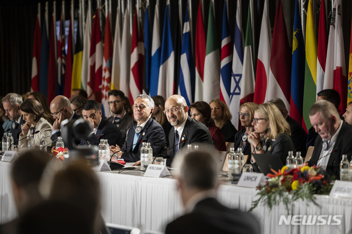[루가노(스위스)=AP/뉴시스]이냐치오 카시스 스위스 대통령(왼쪽에서 5번째)과 데니스 슈미할 우크라이나 총리가 5일(현지시간) 스위스 루가노에서 열린 우크라이나 재건회의(URC2022)에 참석하고 있다. 2022.07.05. 