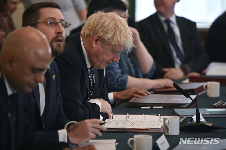 [런던=AP/뉴시스]보리스 존슨 영국 총리가 5일(현지시간) 영국 런던 다우닝가에서 열린 각료회의에서 메모를 살펴보고 있다. 2022.07.06.