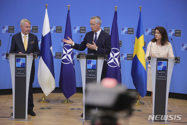 [AP/뉴시스] 5일 스톹텐베르그 나토 사무총장(가운데)이 스웨덴과 핀란드의 나토가입에 대한 각국 동맹 의회의 비준절차 개시 의정서 서명식 후 기자회견을 하고 있다. 옆에 스웨덴(오른쪽)과 핀란드 외무장관이 나란히 서있다