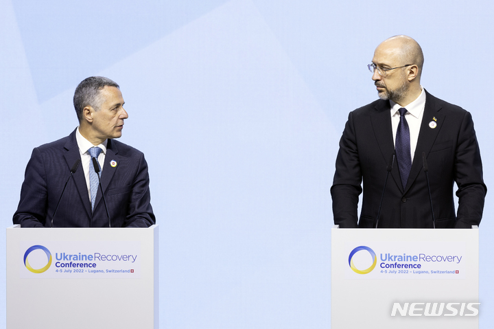 [루가노(스위스)=AP/뉴시스]이냐치오 카시스 스위스 대통령(왼쪽)과 데니스 쉬마할 우크라이나 총리가 5일(현지시간) 스위스 루가노에서 막을 내린 우크라이나 재건회의(URC2022) 기자회견을 하고 있다. 2022.07.05. 