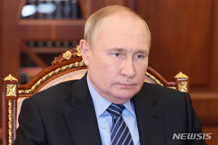 [모스크바=AP/뉴시스]5일(현지시간) 블라디미르 푸틴 러시아 대통령이 모스크바에서 열린 회의에 참석했다. 2022.07.06.