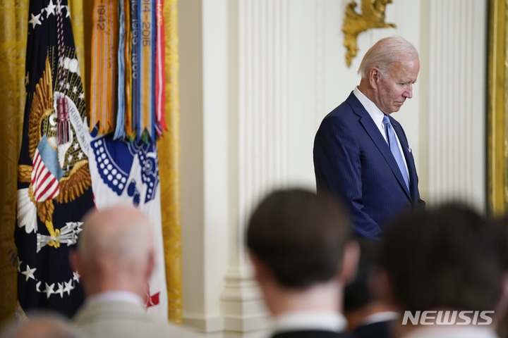 [워싱턴=AP/뉴시스]조 바이든 미국 대통령이 5일(현지시간) 백악관 이스트룸에서 명예의 메달 수여식에 참석한 모습. 2022.07.05.