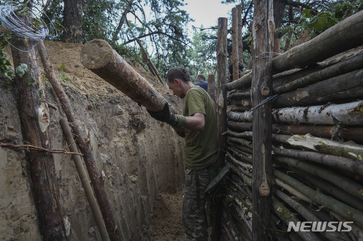 [하르키우=AP/뉴시스] 5일(현지시간) 우크라이나 하르키우 전선 부근에서 우크라이나 군인들이 진지 보수공사를 하고 있다. 2022.07.06.