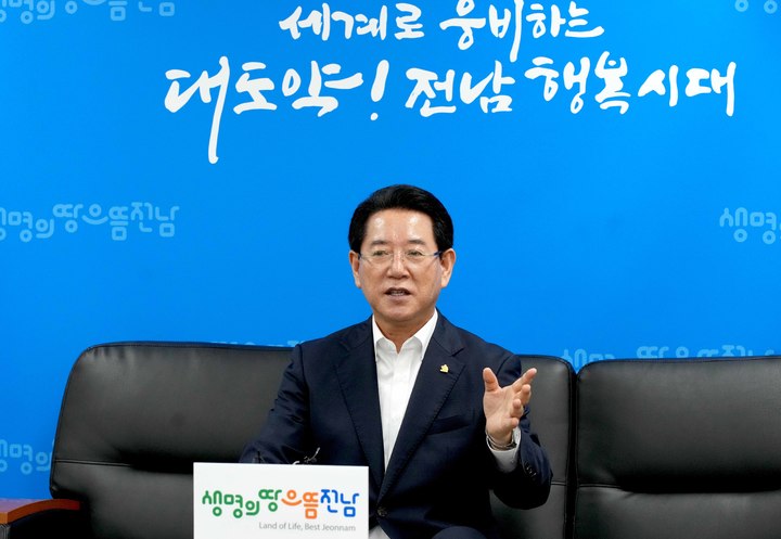 [무안=뉴시스] 김영록 전남도지사가 출입기자단 간담회에서 도정 현안을 설명하고 있다. (사진=전남도 제공) 2022.07.05 photo@newsis.com *재판매 및 DB 금지