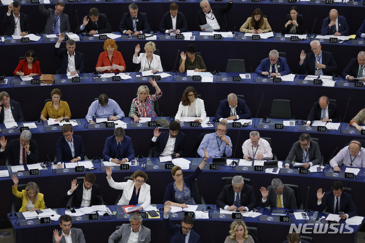 [AP/뉴시스] 6일 프랑스 스트라스부르 소재 유럽의회에서 녹색 경제활동 분류에 천연가스와 핵에너지를 포함하는 안에 관해 투표히고 있다 