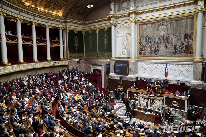 [파리=AP/뉴시스]엘리자베트 보른 프랑스 총리가 6일(현지시간) 프랑스 의회에서 연설하고 있다. 2022.7.7.
