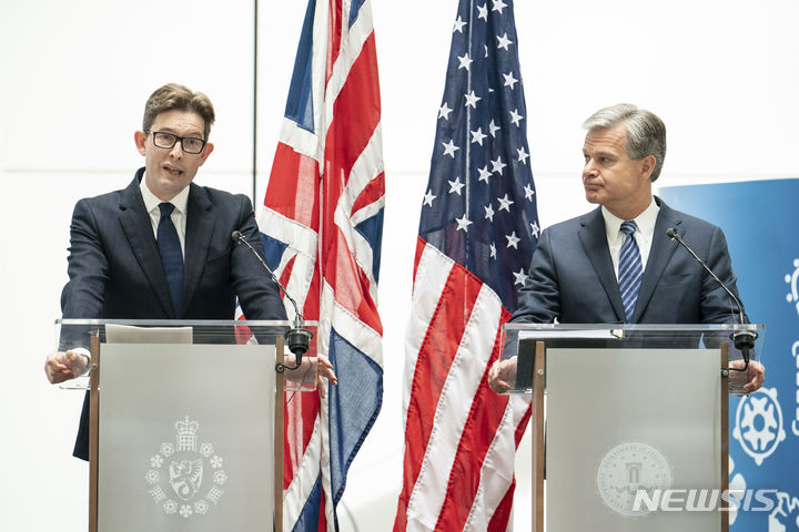 [런던=AP/뉴시스]크리스토퍼 레이 미국 연방수사국(FBI) 국장(오른쪽)이 6일(현지시간) 런던에서 켄 맥컬럼 MI5 국장과 공동 기자회견을 하고 있다. 2022.07.06.