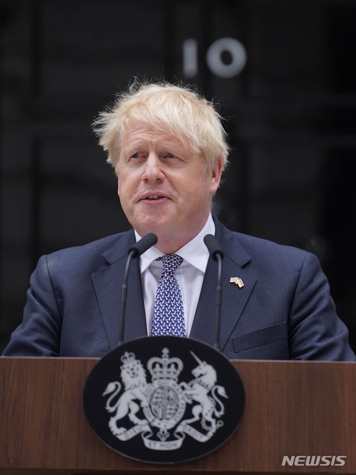 [런던=AP/뉴시스] 보리스 존슨 영국 총리가 지난 7월7일(현지시간) 영국 런던 다우닝가 10번지 총리관저 앞에서 사임 기자회견을 하고 있다.