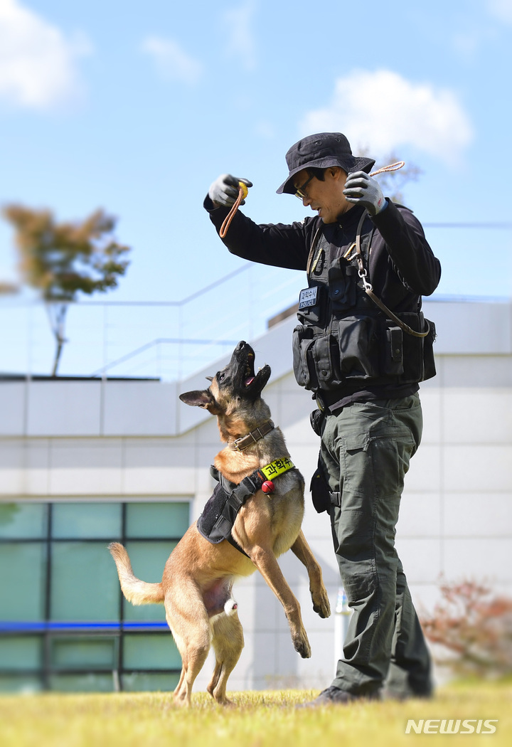 과학수사대 최영진 경위와 경찰견 미르. (사진=경기북부경찰청 제공)