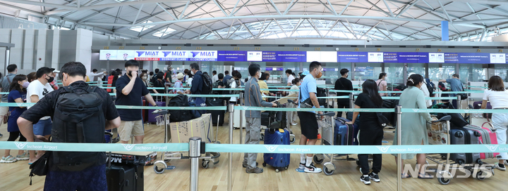 [서울=뉴시스] 김금보 기자 = 지난달 8일 인천국제공항 제1여객터미널 국제선 출국장에 승객들이 탑승수속을 위해 줄을 서고 있다. 2022.08.15. kgb@newsis.com