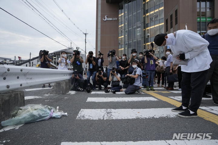 [나라=AP/뉴시스] 아베 신조 전 일본 총리가 피격으로 사망한 8일 일본 나라시 야마토사이다이지역 인근에서 시민들이 아베 전 총리를 추모하고 있다. 2022.07.08.