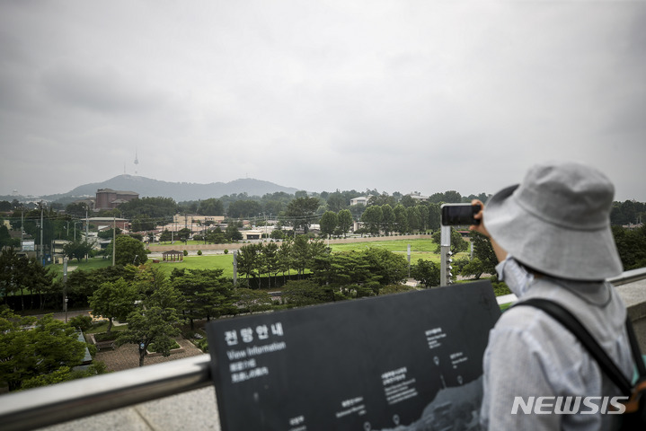 [서울=뉴시스] 정병혁 기자 = 사진은 서울 용산구 국립중앙박물관 전망대에서 바라본 용산공원의 모습. 2023.04.25. jhope@newsis.com