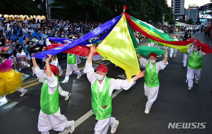 [대구=뉴시스] 이무열 기자 = 2022 파워풀 대구 페스티벌 축제가 열린 9일 오후 대구 중구 동인동 국채보상로 일대에서 축제의 하이라이트인 거리퍼레이드가 펼쳐지고 있다. 이번 파워풀 대구 페스티벌은 코로나19 여파로 3년 만에 다시 열렸다. 2022.07.09. lmy@newsis.com