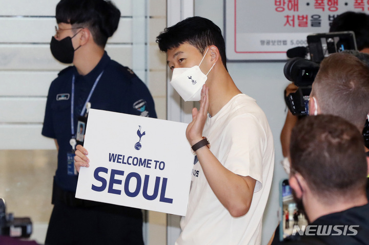 [인천공항=뉴시스] 조수정 기자 = 잉글랜드 프리미어리그 토트넘의 손흥민이 10일 인천국제공항 제2터미널에서 프리시즌 경기를 위해 입국 하는 해리 케인 등 동료들을 기다리며 팬들에게 인사를 하고 있다. (공동취재사진) 2022.07.10. photo@newsis.com