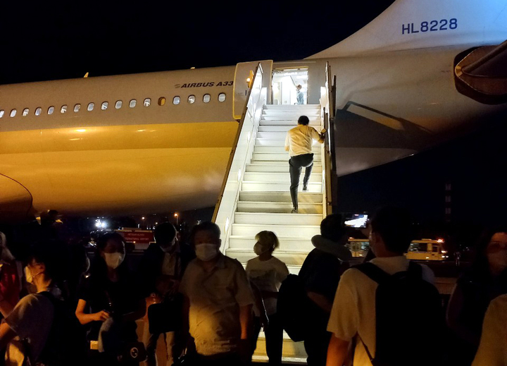 [인천공항=뉴시스] 홍찬선 기자 = 지난 9일 튀르키예(터키) 이스탄불을 출발해 인천국제공항으로 향하던 대한항공 여객기가 엔진 결함으로 아제르바이잔 수도 바쿠에 긴급 착륙했다. 사진은 바쿠공항에 내린 승객들이 여객터미널로 향하고 있다. (사진=해당 탑승객 제공) 2022.07.17. photo@newsis.com *재판매 및 DB 금지