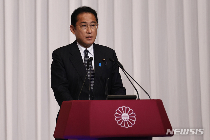[도쿄=AP/뉴시스] 기시다 후미오 일본 총리 겸 자민당 총재가 11일 도쿄 자민당 본부에서 기자회견하고 있다. 기시다 총리는 "참의원 선거에서 조기 개헌 목표를 지켰다"라며 일본 헌법 개정을 가속하겠다고 밝혔다. 2022.07.11