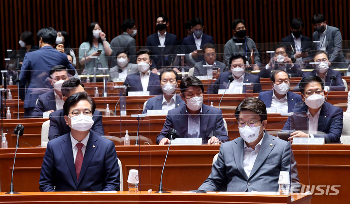 [서울=뉴시스] 최진석 기자 = 권성동 국민의힘 당대표 직무대행 겸 원내대표와 소속 의원들이 11일 오후 서울 여의도 국회에서 이준석 대표 징계에 따른 당의 진로를 논의하기 위해 열린 의원총회에 참석하고 있다.(공동취재사진) 2022.07.11. photo@newsis.com