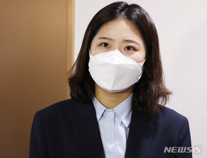 [수원=뉴시스] 김종택기자 = 박지현 전 더불어민주당 비상대책위원장이 지난 11일 오후 경기도 수원시 영통구 경기도청을 방문해 김동연 경기지사와 비공개 면담을 마친 뒤 취재진 질문에 답변하고 있다. 2022.07.11. jtk@newsis.com