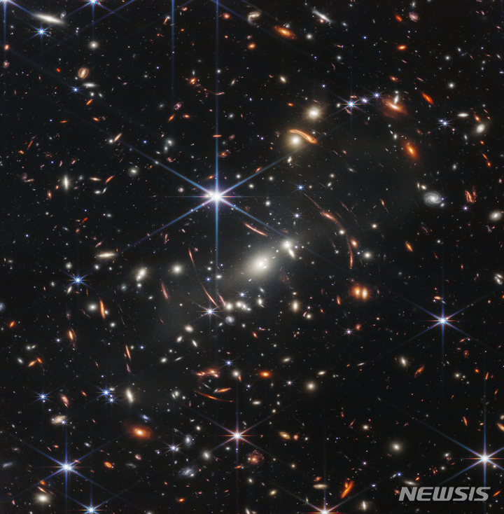 [서울=뉴시스]미국 항공우주국(NASA)가 11일(현지시간) 제임스 웹 우주망원경으로 포착한 우주 사진을 처음 공개했다. 해당 사진은 SMACS 0723 은하로, 지구에서 40억광년(1광년은 빛이 1년 가는 거리로 약 9조4600억㎞) 떨어져 있다. 2022.07.12. (출처=나사 홈페이지 사진 캡쳐) *출고 및 재판매 금지