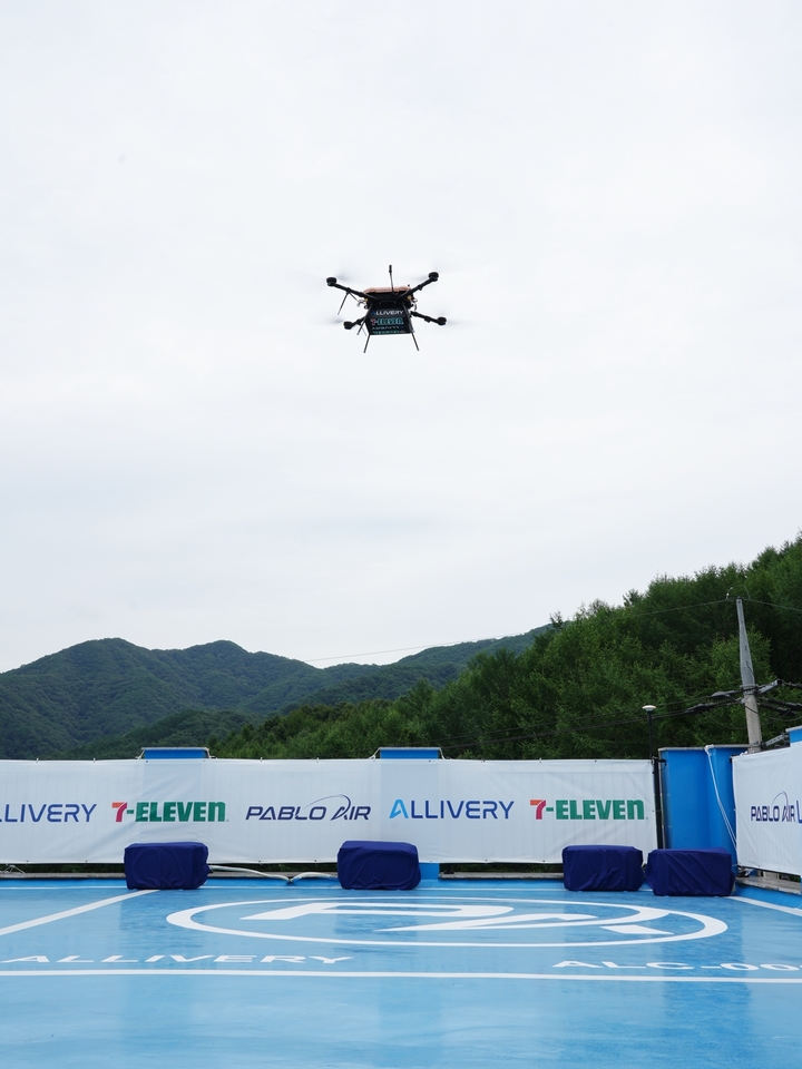 [서울=뉴시스] 세븐일레븐 드론배송 서비스. (사진=뉴시스 DB). photo@newsis.com *재판매 및 DB 금지