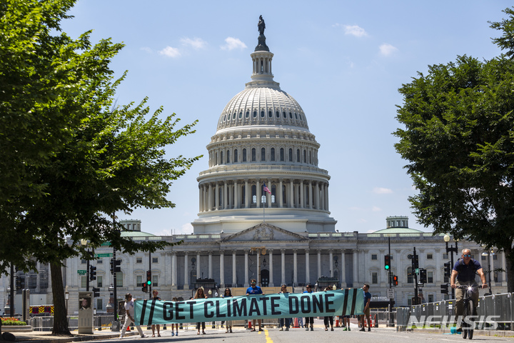 [AP/뉴시스] '파이트 포 아워 퓨처'(Fight For Our Future)의 기후 활동가들이 지난 11일(현지시간) 워싱턴 국회의사당에서 집회를 벌이고 있다. (사진=파이트 포 아워 퓨처 제공). 2022.07.19