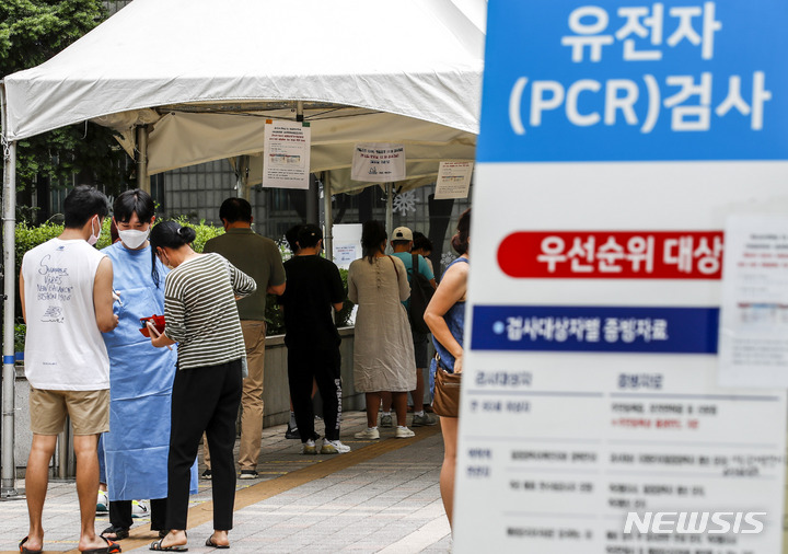 [서울=뉴시스] 정병혁 기자 = 0시 기준 국내 코로나19 신규 확진자가 3만7360명으로 집계된 12일 오전 서울 서초구보건소 선별진료소를 찾은 시민들이 검사를 받기 위해 줄 서 있다. 2022.07.12. jhope@newsis.com